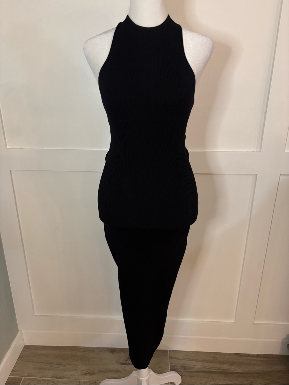 Line & Dot Black Ribbed Halter Midi Dress in extra small in excellent condition